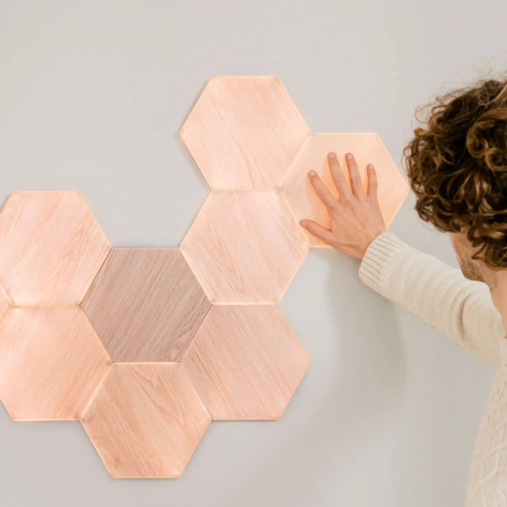 Nanoleaf Elements Hexagon Starter Kit – 7 smarte LED Panels in Holzoptik Nanoleaf Elements Hexagon Starter Kit – 7 smarte LED Panels in Holzoptik